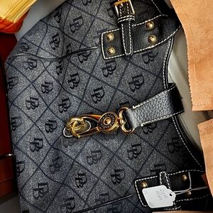 Dooney and Brouke shoulderbag